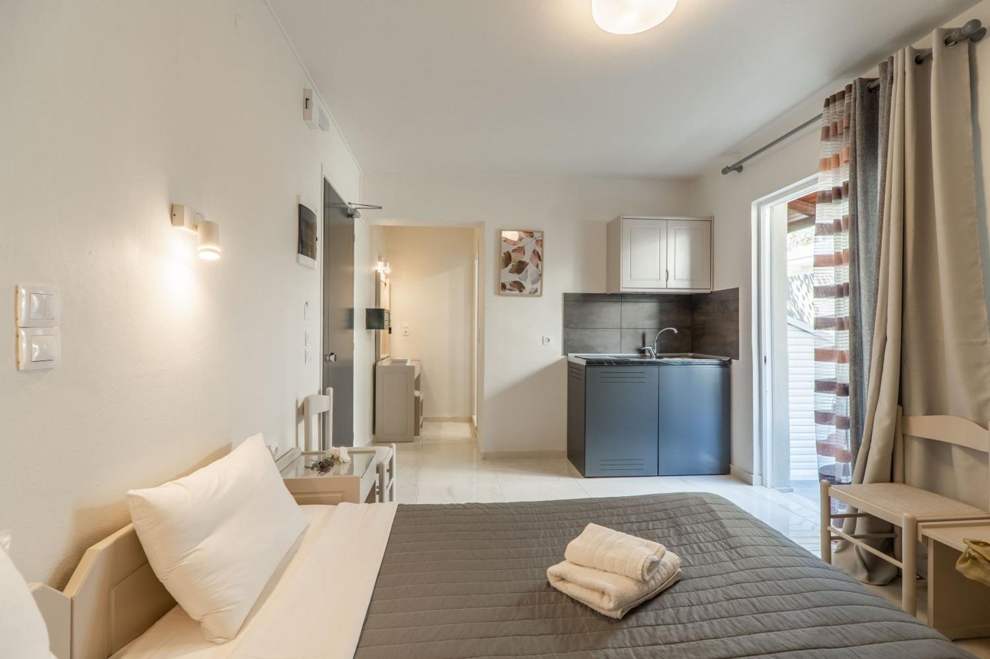 Manos Beachside Apartments Агия-Марина Экстерьер фото