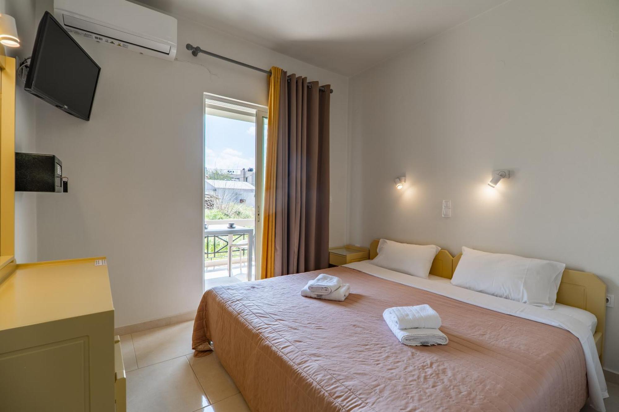 Manos Beachside Apartments Агия-Марина Экстерьер фото